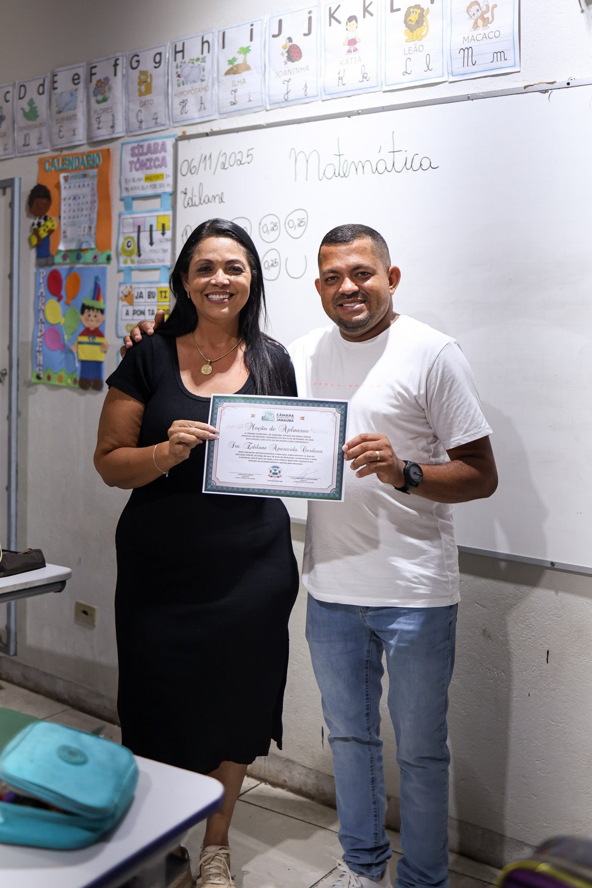 Entrega de homenagem em escola